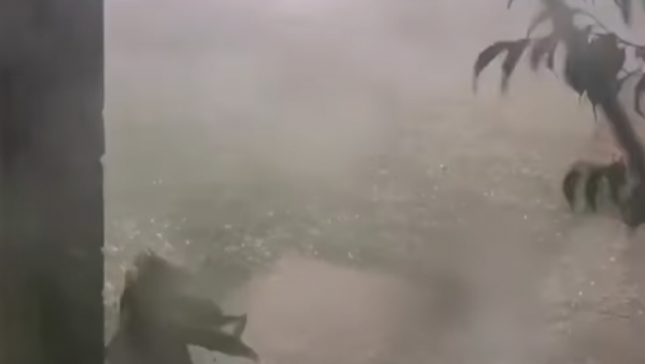 JEZIVO NEVREME U SRBIJI! KIŠA LIJE, ŠIBA OLUJNI VETAR I BIJE GRAD! U ovom mestu kao nebo da se otvorilo (VIDEO)