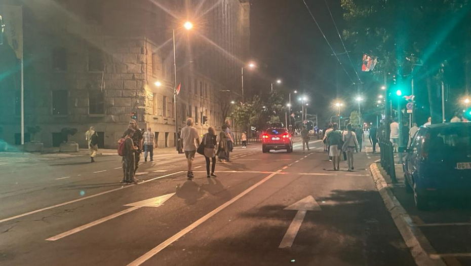 ZAVRŠEN 21. POLITIČKI PROTEST U BEOGRADU Učesnici se razilaze nakon šetnje do RTS-a (FOTO)