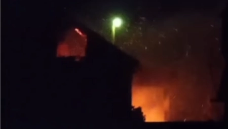 GORI ISTA KUĆA U OBREŽU PO DRUGI PUT?! Vatra se širi na ostale prostorije, scena je jeziva (VIDEO)