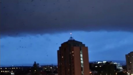 PTICE PANIČNO LETELE, NEBO PODELJENO NA DVA DELA Zatrašujuće scene pred nevreme u Novom Sadu (VIDEO)