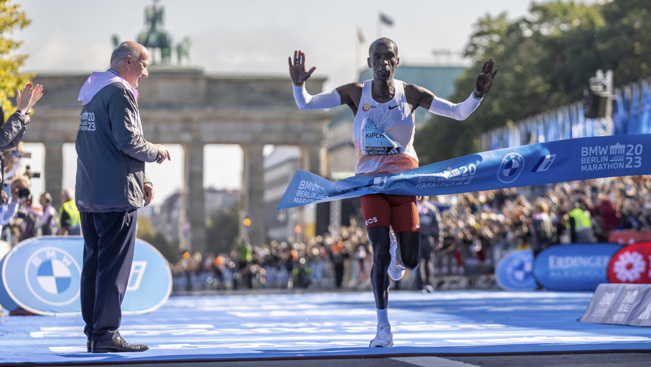 KENIJAC PONOVO ISPRED SVIH Eliud Kipčoge rekordni peti put pobedio na maratonskoj trci u Berlinu