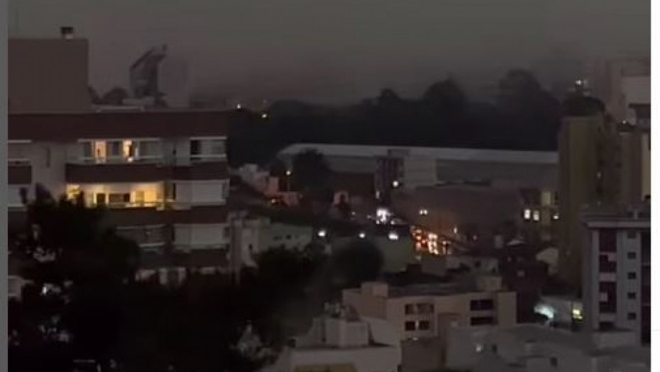 DAN JE ZA TREN POSTAO NOĆ: Zastrašujući snimak oblaka koji najavljuje jako nevreme (VIDEO)