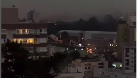 DAN JE ZA TREN POSTAO NOĆ: Zastrašujući snimak oblaka koji najavljuje jako nevreme (VIDEO)