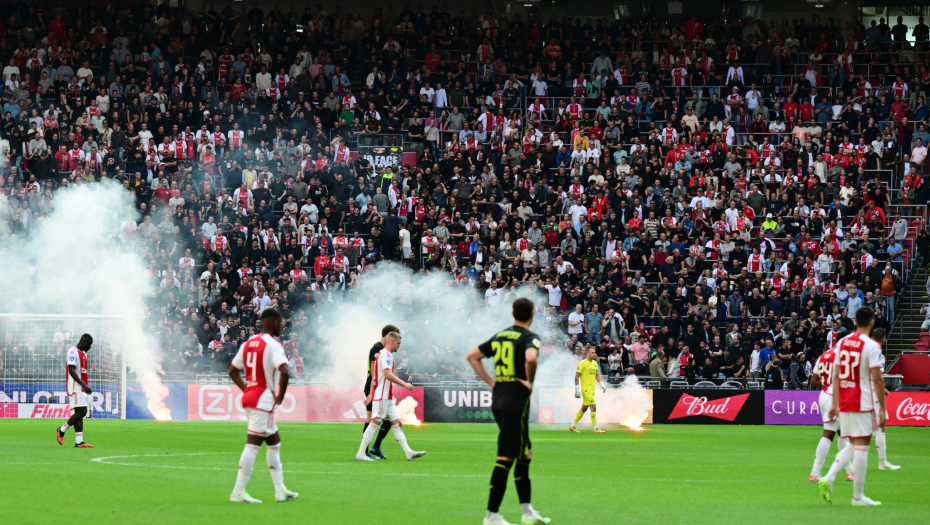 HAOS U AMSTERDAMU Navijači Ajaksa nekoliko puta prekidali meč, pa uništavali po stadionu (VIDEO)