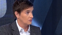 ZAMISLITE DA JE NEKO OTIŠAO ISPRED N1, OFARBAO TABLU NA ULAZU I IZJAVIO "SMATRAJTE OVO UPOZORENJEM"  Oglasila se premijerka  povodom ponašanja opozicije tokom večerašnjeg protesta (FOTO)