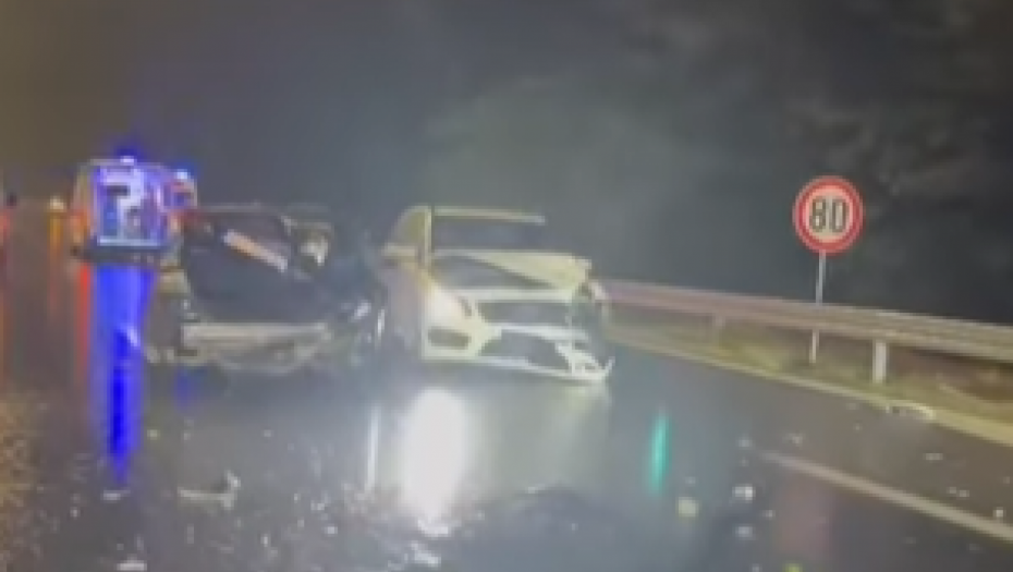 LANČANI SUDAR KOD BUBANJ POTOKA Policija je na licu mesta, delovi smrskanih kola su po putu!