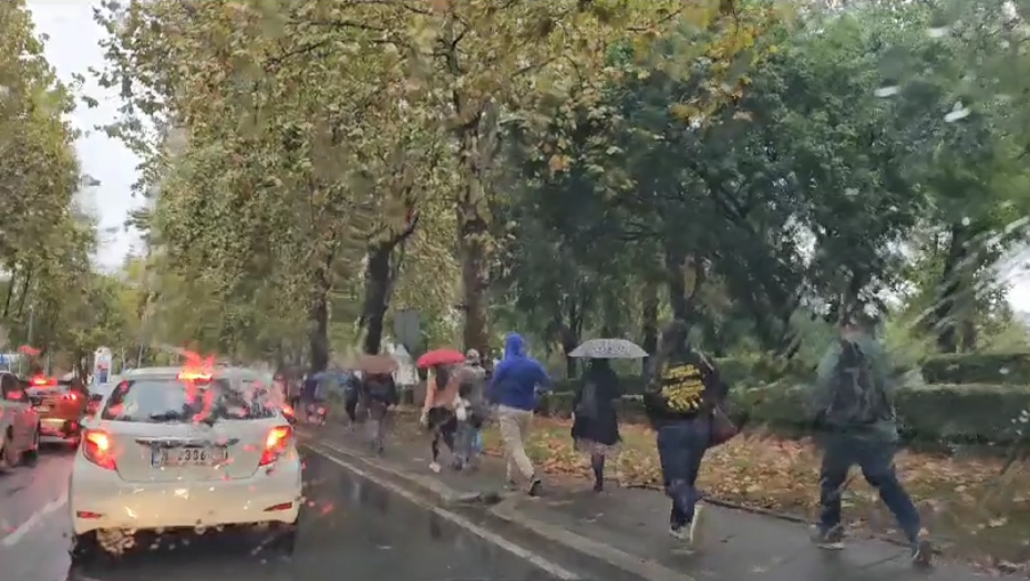 KIŠA I MOKAR PUT NAPRAVILI KOLAPS NA VIŠE MESTA U BEOGRADU: Građani izlaze iz prevoza i nastavljaju pešaka (VIDEO)