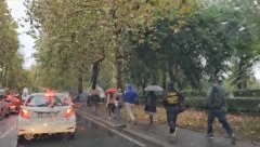 KIŠA I MOKAR PUT NAPRAVILI KOLAPS NA VIŠE MESTA U BEOGRADU: Građani izlaze iz prevoza i nastavljaju pešaka (VIDEO)