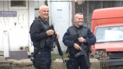 DO ZUBA NAORUŽANI KURTIJEVCI PRETRESAJU SRPSKA VOZILA Građani u šoku, na ulicama veoma malo ljudi