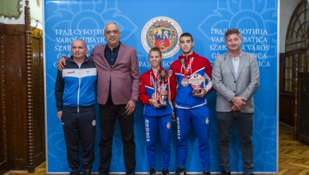 SPORTISTI ZA PONOS SUBOTICE Gradonačelnik Bakić primio takmičare i trenera subotičkog Kik-boks kluba „Top fajter“