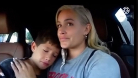 LJUDI SU ZGROŽENI, HOĆE DA JE PRIJAVE POLICIJI Naterala sina da ovo uradi pred kamerom, samo da bi skupila što više lajkova