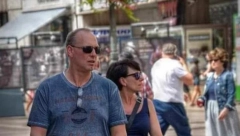 "SMAK SVETA JE U TOKU" Ovo će vas danima progoniti - Bračni par prošetao gradom pse kao da su bebe