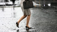 NOGE VAM VIŠE NIKAD NEĆE BITI MOKRE, SVE ŠTO VAM TREBA IMATE KOD KUĆE Ovaj trik učiniće vašu obuću vodootpornom