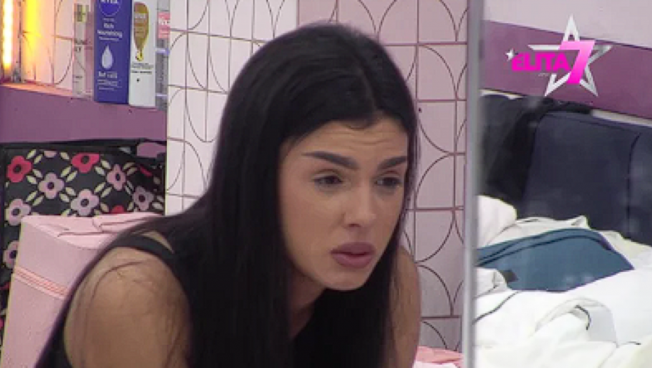 ANITA SE NAGUTALA LEKOVA ZBOG MATORE! Puca po svim šavovima, potpuno izgubila kontrolu, osvanuo jeziv snimak