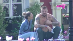JANJUŠ SE ZANEO, PA OTKRIO ANELI Sevnule joj gole grudi, videlo se malo više nego što bi smelo