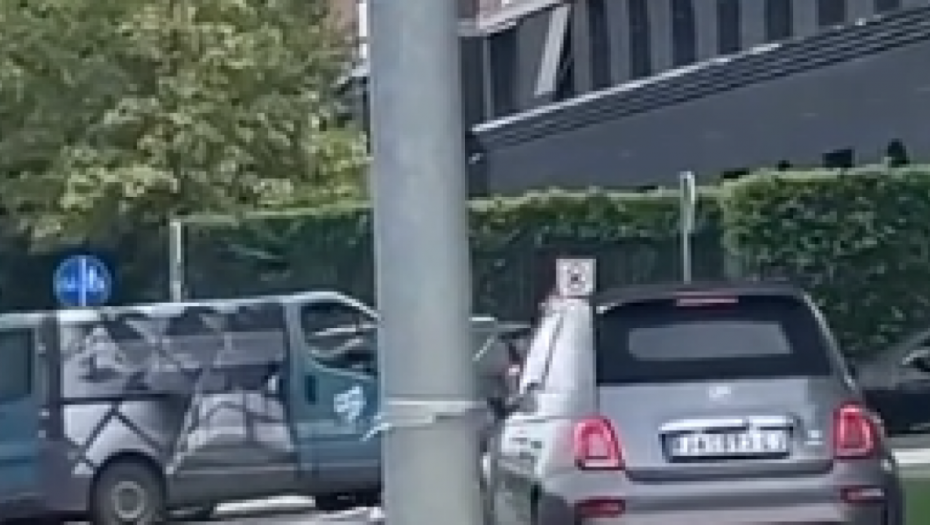 SVI BESNE NA NJEGA Saobraćaj gust, a ovog vozača mrzelo da čeka na semaforu (VIDEO)