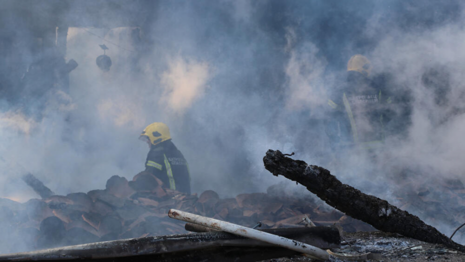 POŽAR U STAMBENOJ ZGRADI Celim naseljem se najpre širio dim, a onda je buknuo plamen