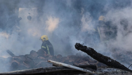 POŽAR U STAMBENOJ ZGRADI Celim naseljem se najpre širio dim, a onda je buknuo plamen