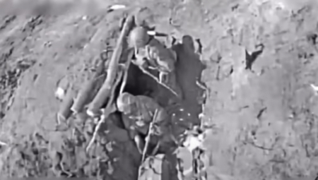 IZNENAĐENJE ZA RUSKE KOMANDOSE USRED BELA DANA Vojnici pronašli zaklon u zemunici, ali nisu ni svesni da ih neprijatelj posmatra (VIDEO)