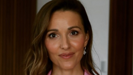 Jelena Đoković uhvaćena u Sarajevu: Prošetala Baščaršijom u trendi jesenjoj kombinaciji, koju žene obožavaju
