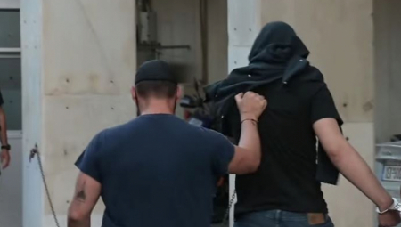 TOTALNO HLADNOKRVAN, BEZ TRUNKE EMOCIJA! Unuk (18) priznao da je nožem 24 puta izbo baku (58)