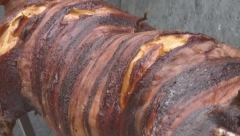 PLOVE I OKREĆU JAGNJE Prava gozba na Jadranu, brod-pečenjara postao hit na mrežama (VIDEO)