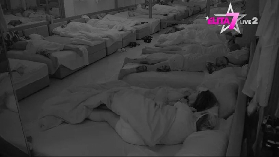MATORA I ANITA AKCIJOM REŠILE NESUGLASICE: Završile ispod jorgana, mislile da ih kamera ne snima (VIDEO)