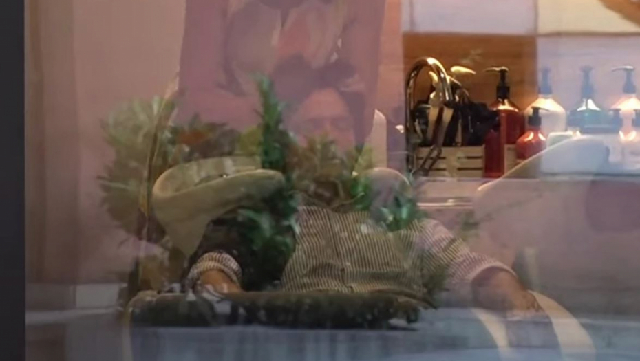 ZDRAVKO ZAVRŠIO U ŠAMPONJERI Paparazzo kamere zabeležile kompletan tretman koji je pevač dobio (VIDEO)