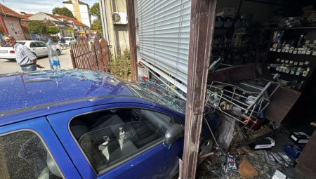 POZNATO STANJE VOZAČA KOJI SE ZAKUCAO U RADNJU U ČAČKU Ovo je mogući uzrok nesreće