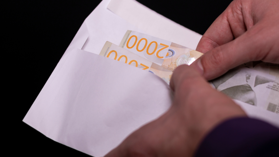 OVI PENZIONERI POMOĆ ĆE DOBITI NAKNADNO Evo kome 30. novembra neće leći 20.000 dinara