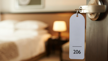 DA LI JE OVAJ ČOVEK NORMALAN? Radnik hotela pozvao gošću na kafu, ona ga odbila, a onda je uhvaćen na kameri kako radi jezivu stvar! (VIDEO)