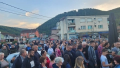 ČITAV GRAD JE IZAŠAO DA ODA POČAST STRADALIM HEROJIMA Kosovska Mitrovica zavijena u crno (FOTO)