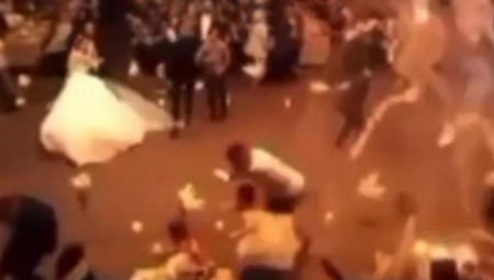 UŽARENI DELOVI PLAFONA PADALI PO GOSTIMA Mladenci igrali kada je buknula vatra, svadba se pretvorila u pakao (VIDEO)