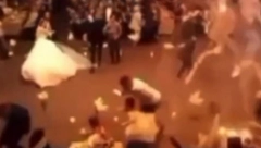 UŽARENI DELOVI PLAFONA PADALI PO GOSTIMA Mladenci igrali kada je buknula vatra, svadba se pretvorila u pakao (VIDEO)