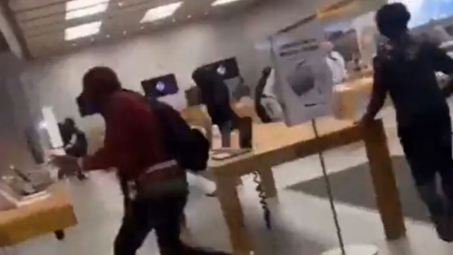 KRALI SVE ŠTO SU STIGLI Stotinjak mladih upadalo u prodavnice, kamere sve snimile (VIDEO)