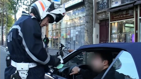 VOZAČI ZBUNJENI: Francuzi neobičnim metodom usporavaju saobraćaj (foto)