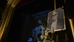 SUZE, JECAJI I POTRESNI GOVORI: Komemoracija Jagošu Markoviću, glumci zavijeni u crno