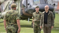 RAZMATRA SE AKTUELNA BEZBEDNOSNA SITUACIJA Ministar Vučević stigao u rejon razmeštaja jedinica Vojske Srbije