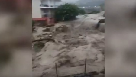 JEZIVE SCENE POPLAVA U GRČKOJ Voda više od metar dubine nosi sve pred sobom (VIDEO)