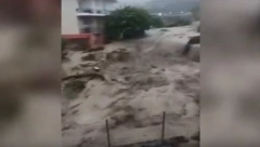 JEZIVE SCENE POPLAVA U GRČKOJ Voda više od metar dubine nosi sve pred sobom (VIDEO)