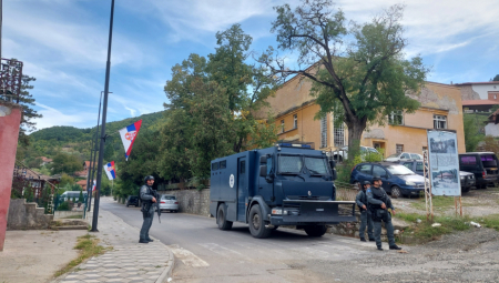 PRVI SNIMCI IZ BANJSKE POSLE BLOKADE Selo puno specijalaca, vide se tragovi od metaka (FOTO)