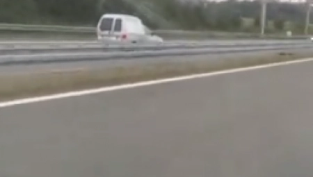 PUN GAS U KONTRA SMERU Novi strašan snimak vožnje na auto-putu, juri najbržom trakom (VIDEO)