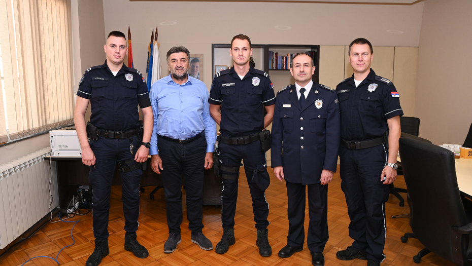 Predsednik opštine Palilula ugostio policajce koji su brzom reakcijom pomogli da se spasi život jednogodišnjeg deteta