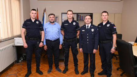 Predsednik opštine Palilula ugostio policajce koji su brzom reakcijom pomogli da se spasi život jednogodišnjeg deteta