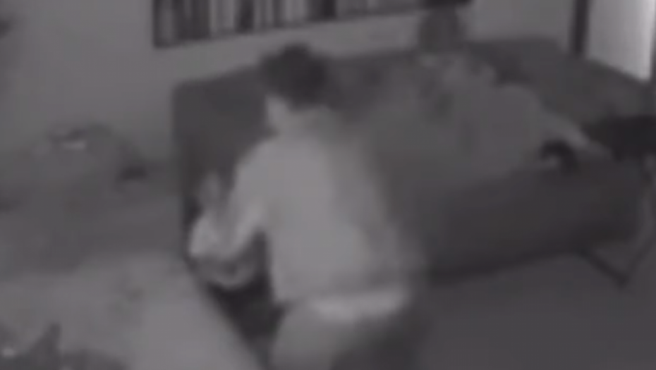 MLADIĆ OSTAVIO PIŠTOLJ, A ONDA GA UZELA DEVOJČICA Nakon toga se ćio užasan vrisak (VIDEO)