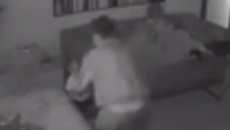 MLADIĆ OSTAVIO PIŠTOLJ, A ONDA GA UZELA DEVOJČICA Nakon toga se ćio užasan vrisak (VIDEO)