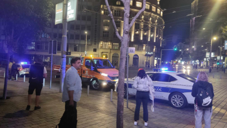 PRVE FOTOGRAFIJE SA MESTA NESREĆE NA TRGU REPUBLIKE Autom uleteo na autobusko stajalište (FOTO/VIDEO))