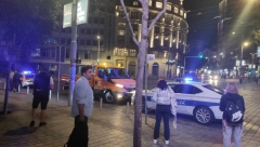 PRVE FOTOGRAFIJE SA MESTA NESREĆE NA TRGU REPUBLIKE Autom uleteo na autobusko stajalište (FOTO/VIDEO))