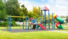 MAJKA PRITRČALA DA SPASI DECU Mladić maltretirao mališane na igralištu kod Čačka