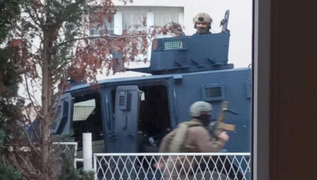 ROSU UNELA STRAH U KOSTI DECI I RODITELJIMA! Kurtijevci s prstom na obaraču ispred vrtića u Kosovskoj Mitrovici (VIDEO/FOTO)